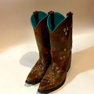 Leather Cowgirl boots Smoky Mountain Boots. Size 4.5 & are in perfect condition.
